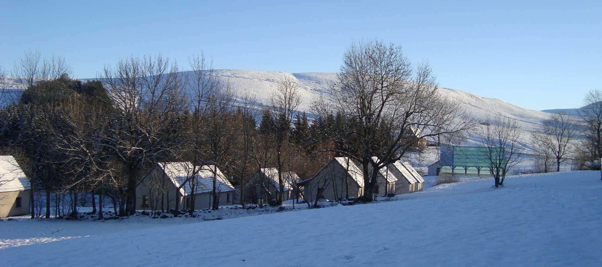 grand gite dans le cantal sous la neige